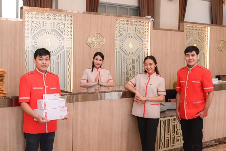 พาส่อง “ชุดบุรุษไปรษณีย์ย้อนยุค” ของไปรษณีย์ไทย  ยูนิฟอร์มวินเทจที่อยู่คู่กับแลนด์มาร์กสุดคลาสสิก “ไปรษณีย์กลางบางรัก”