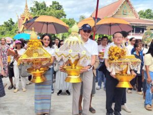 ที ไลฟ์ ประกันชีวิต ร่วมทอดผ้ากฐินสามัคคีของ ราชธานี ลิสซิ่ง ณ วัดสวนหลวง นครสวรรค์