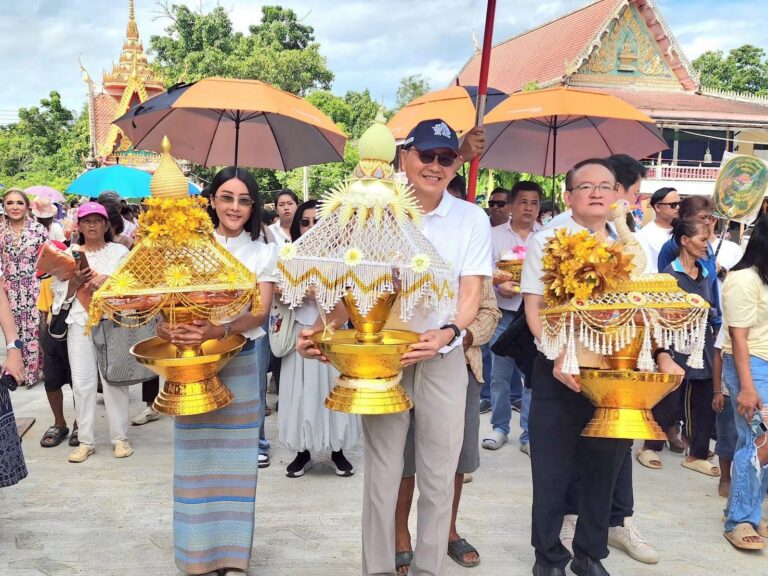 ที ไลฟ์ ประกันชีวิต ร่วมทอดผ้ากฐินสามัคคีของ ราชธานี ลิสซิ่ง ณ วัดสวนหลวง นครสวรรค์